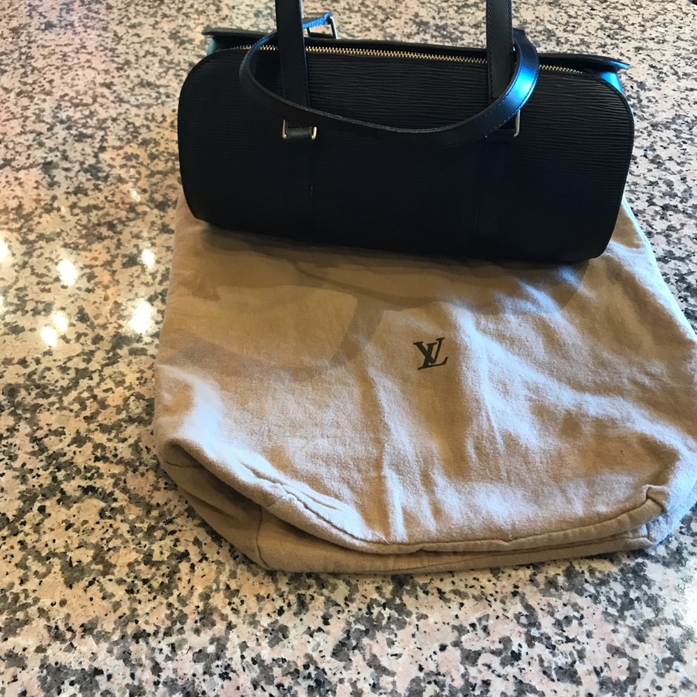 Louis Vuitton black barrel!!!!